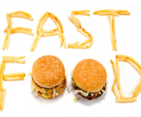 Офисные работники сменили обеды в ресторанах на перекусы в фастфудах