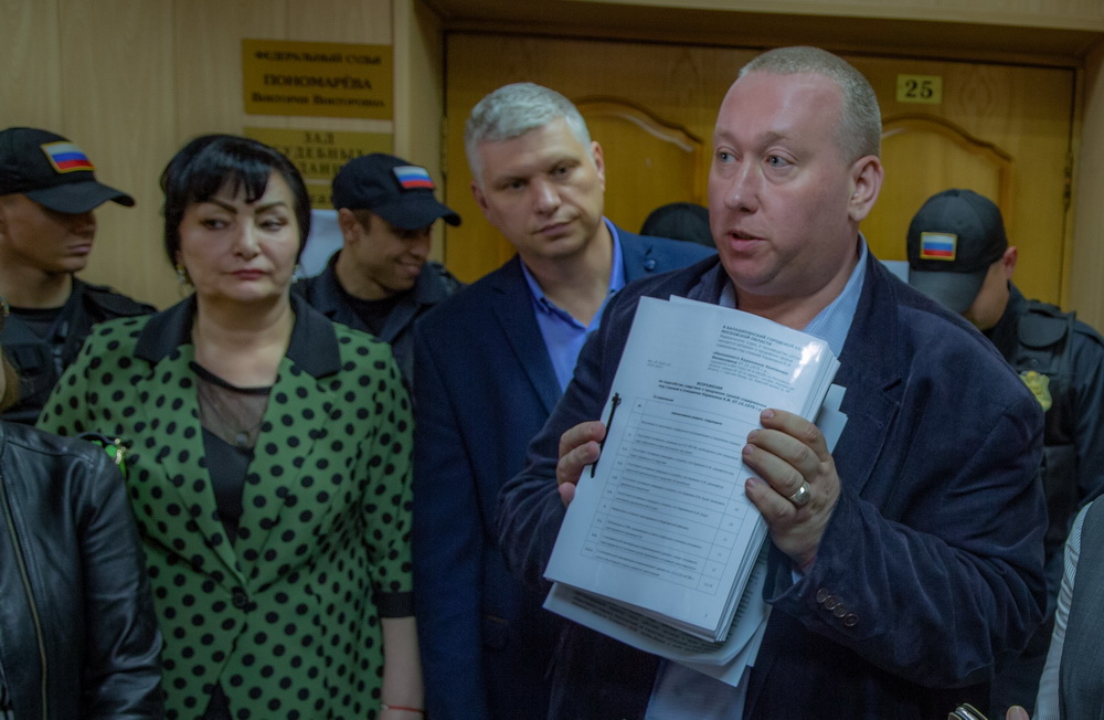 Теряющего сознание Карамзина арестовали еще на три месяца