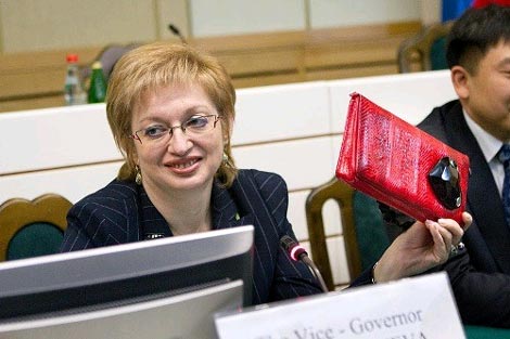 Сумку Софи Лорен, подаренную главе Кузбасса, продали за 7 млн. рублей