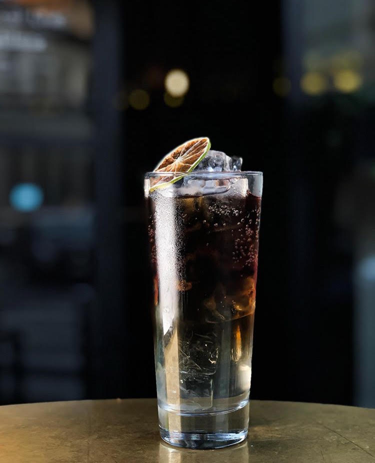 Бартендеры из миланского The Botanical Club в обновленном Mercedes Bar