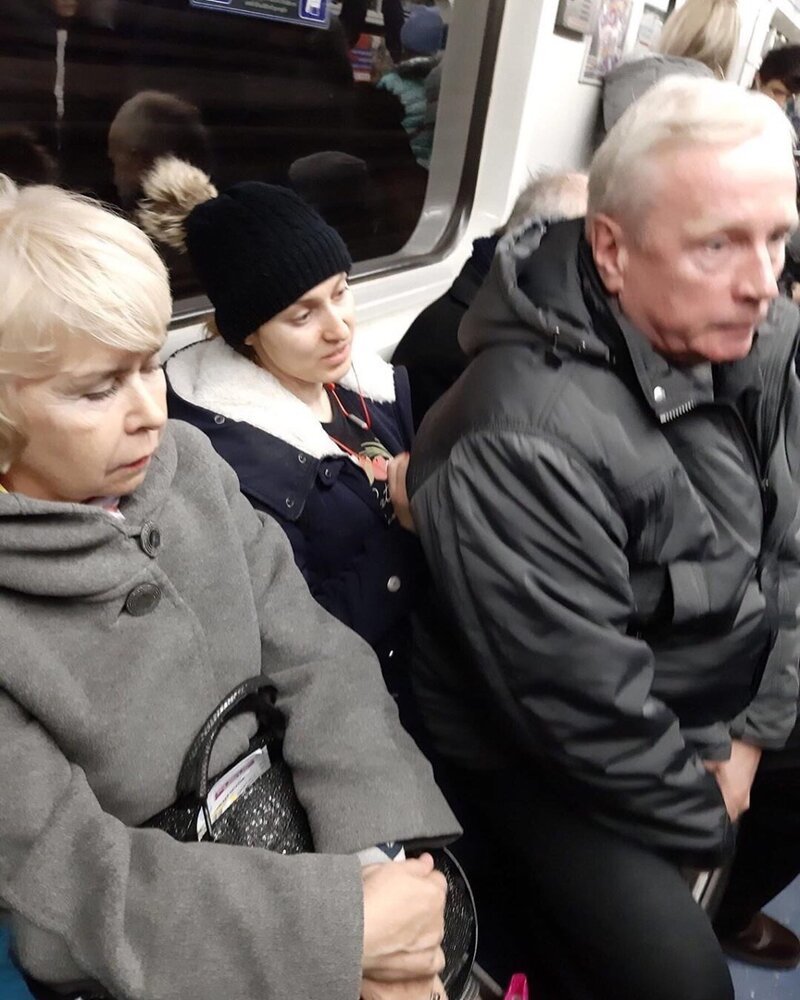 Пенсионер постоял за себя в питерском метро: молодая пассажирка не ожидала такого от старика