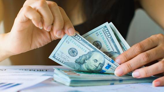 Американские потребители продолжают тратить сбережения, несмотря на инфляцию