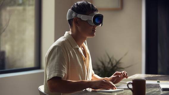 Apple представила AR-гарнитуру Vision Pro