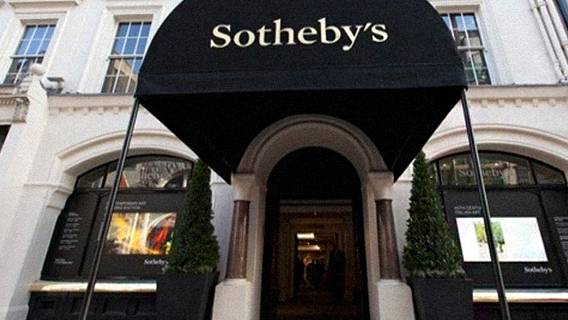 Беглый гонконгский магнат собирается выставить на аукцион Sotheby's китайский императорский фарфор