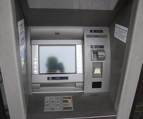 Безработная китаянка от злости сломала палкой и кирпичом 22 банкомата
