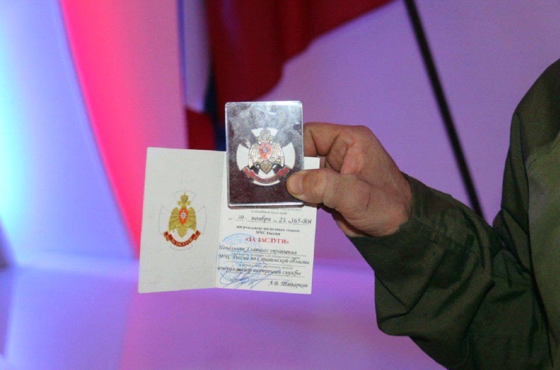 Боец ЧВК «Вагнер» получил нагрудный знак МЧС за помощь жертвам ДТП в Вольске