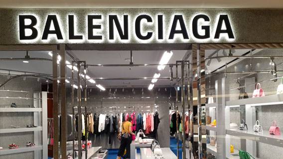 Бренд Balenciaga оказался в центре скандала из-за двух рекламных кампаний с участием детей 
