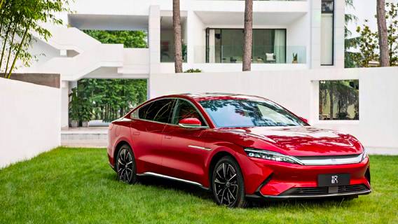 BYD обогнал Tesla по продажам электромобилей в 2022 году, оправдав ставку Уоррена Баффета на автопроизводителя