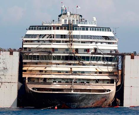 Costa Concordia доставили в порт Генуи для утилизации
