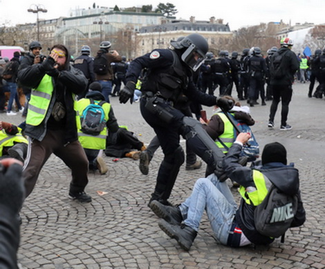 Дубинки и резиновые пули остаются самым ходовым инструментом полиции против неуправляемой толпы