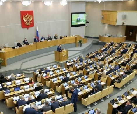 Единороссы подставляют Путина и Медведева: партия власти бойкотировала ограничение цен на бензин