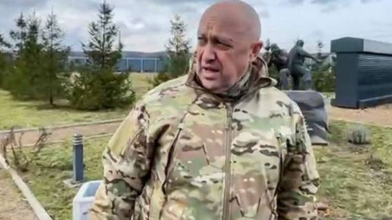 Евгений Пригожин в составе группы бойцов ЧВК «Вагнер» побывал в центре Бахмута