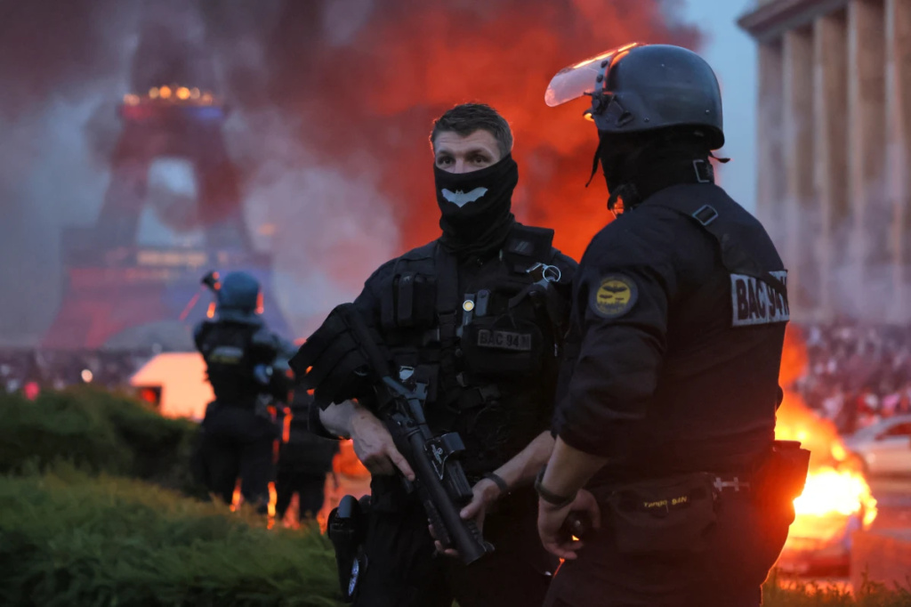 Фаерверки, погромы и штурм полицейского участка: как Париж праздновал победу ПСЖ в Лиге чемпионов