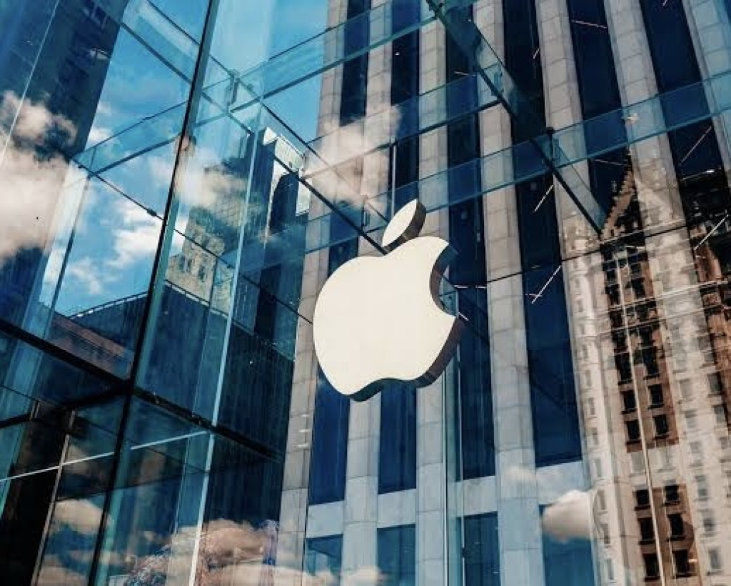 ФАС возбудила дело против Apple за отказ установить российские приложения
