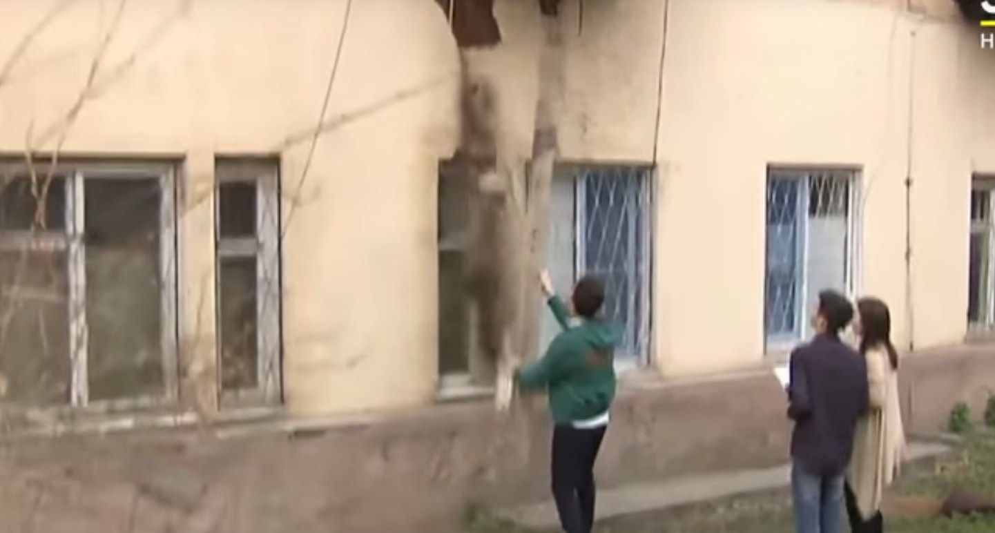 Фекальный фонтан и дыры в стенах: дом в Серпухове рушится на глазах жильцов