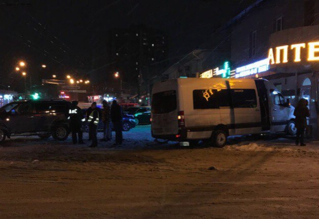 Фотофакт: в Симферополе микроавтобус протаранил аптеку