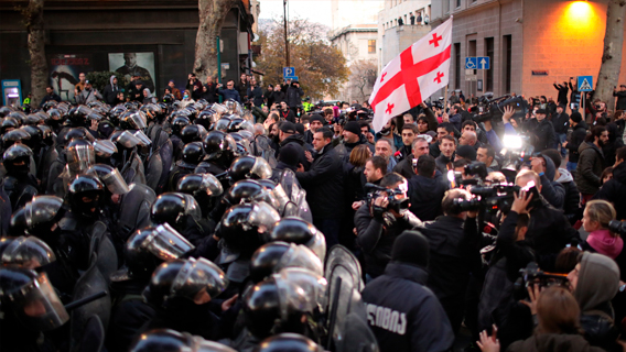 Грузинская оппозиция вышла на бессрочные митинги