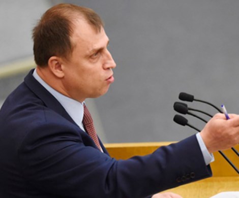 «Идите в уборщики»: депутат, предложивший обложить безработных штрафами, выдал новый «шедевр» 