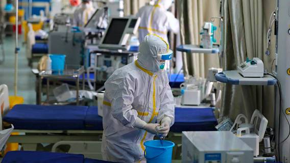Китай сообщил о новых случаях смертей от коронавируса впервые за год