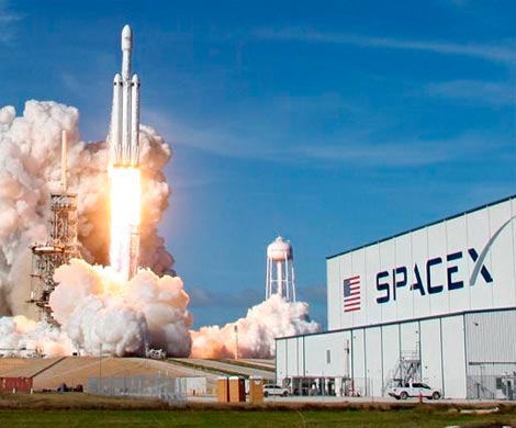 Компания SpaceX отложила первый туристический полет к Луне