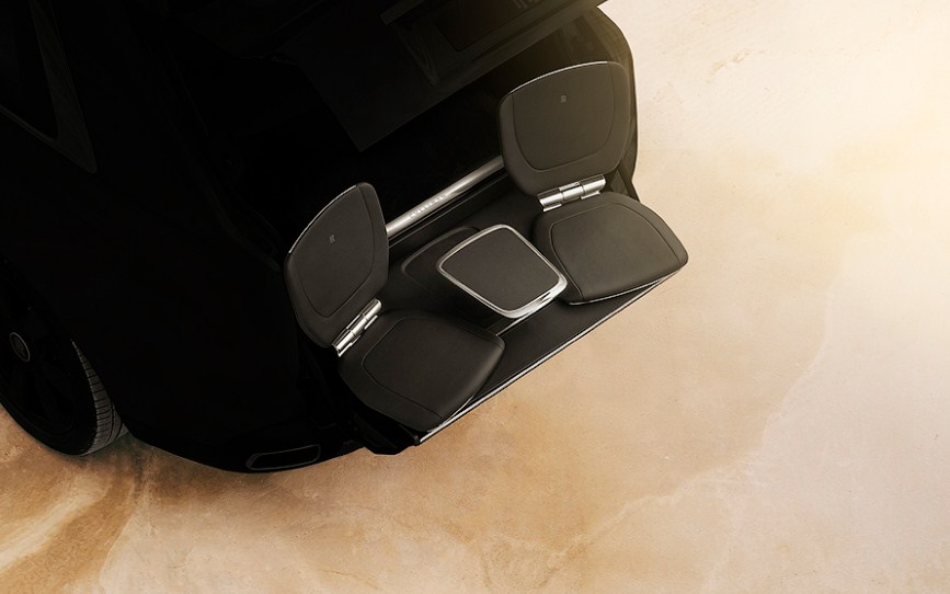 Кроссовер Rolls-Royce Cullinan трансформируется в комфортабельную лавку