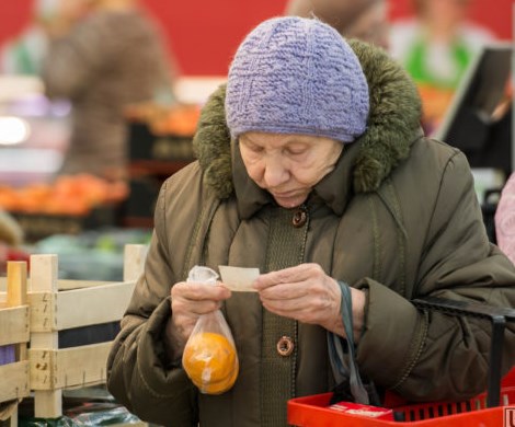 Малоимущих россиян решили оставить без помощи: денег на них нет