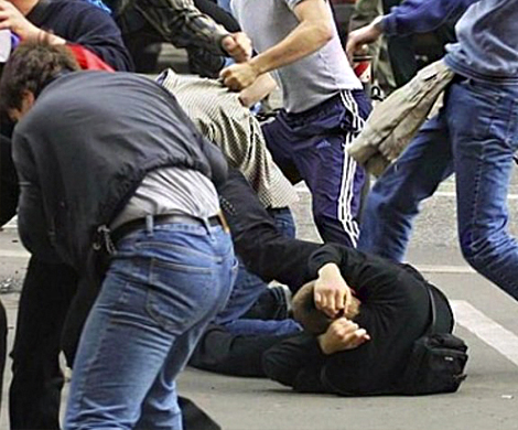 Массовая драка произошла на парковке ТЦ на западе Москвы