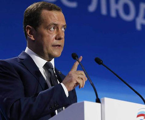 Медведев призвал поднять экономику Байкальского региона