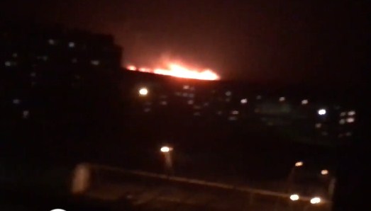 Мощный пожар в астраханском военном городке попал на видео