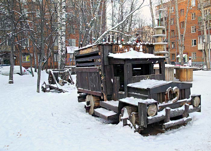 Москва: по детской площадке прошелся бульдозер