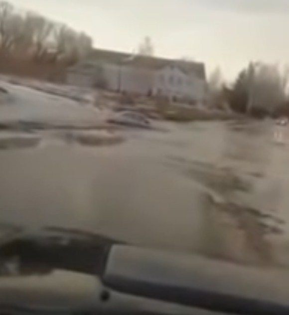 На Алтае бурным потоком воды с моста смыло машину вместе с водителем