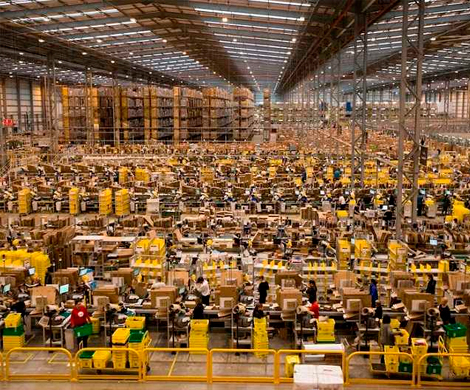 На складе Amazon почтовая машина проткнула баллон с аэрозолем