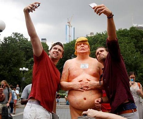 На улицах городов США появился "Трамп без трусов"