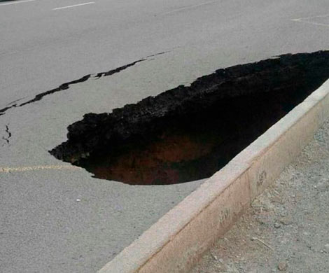 На улице в центре Москвы образовалась дыра из-за обвала грунта