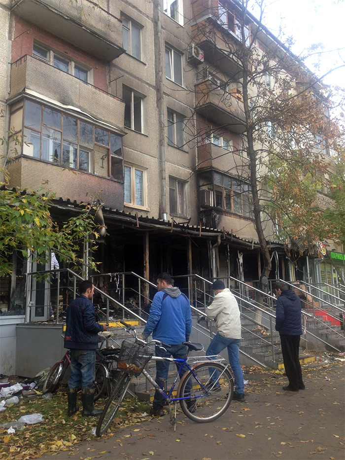 На юго-востоке Москвы загорелся магазин, расположенный в жилом доме