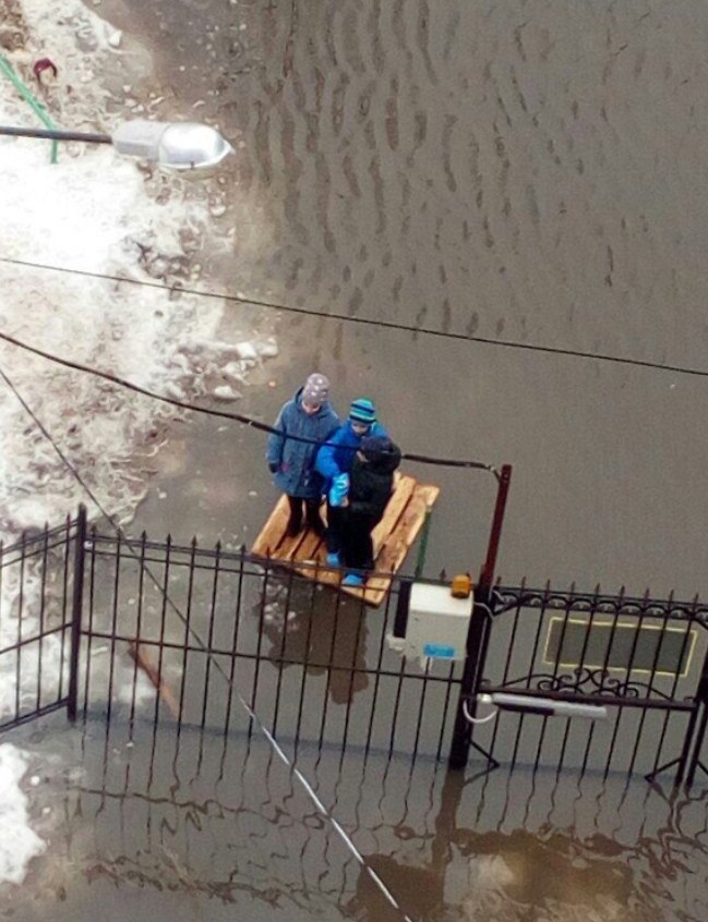 На затопленных улицах Воронежа сняли на фото детей на «плоту»