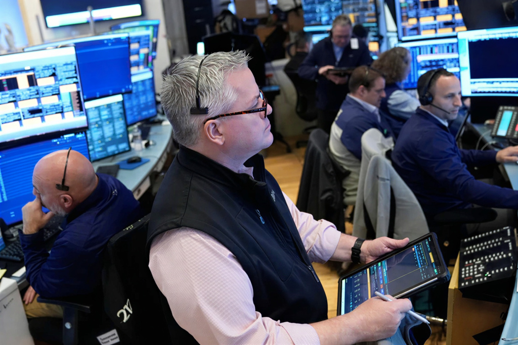 Нефть рухнула на 10%, а акции США взлетели. Иран вновь открыл Ормузский пролив