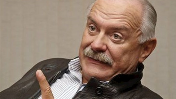 Никита Михалков появился на фестивале «Таврида-АРТ» на костылях