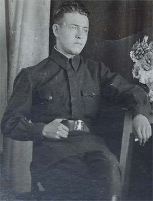 Низкий дом с голубыми ставнями
