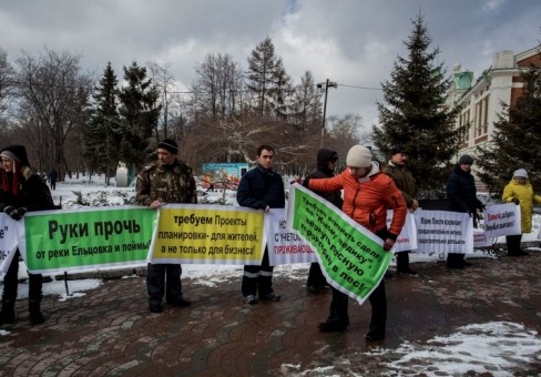 Новосибирцы устроили митинг против строительства в пойме р. Ельцовки