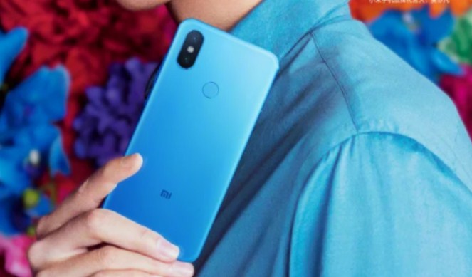 Новый Xiaomi Mi 6X официально показали в синем цвете на новом фото