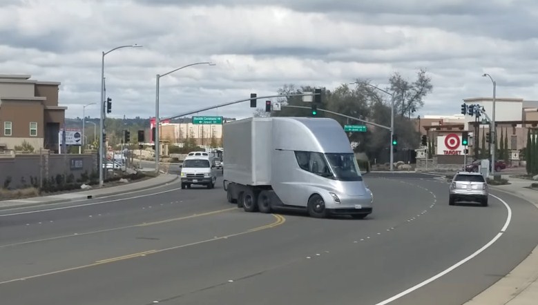 Очевидцы сняли на видео, как грузовики Tesla Semi нарушают ПДД на тестах