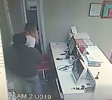 Ограбление салона сотовой связи в Новочеркасске попало на видео