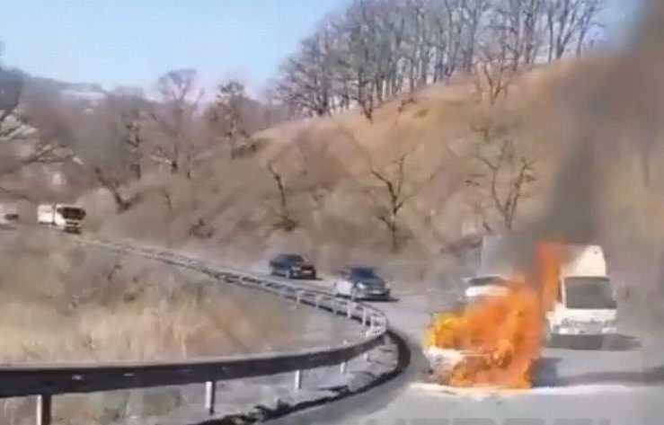 Опубликовано видео с полыхающим на трассе в Приморье Lexus