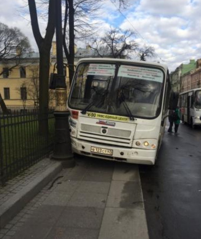 Отказ тормозов: в Петербурге пассажирский автобус с людьми влетел в столб