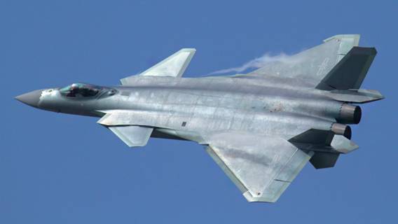 По словам эксперта, китайский истребитель J-20 научится управлять беспилотными дронами