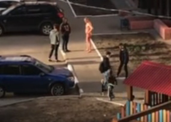 По улицам Липецка разгуливал голый окровавленный мужчина с самокатом