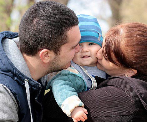Поцелуи родителей улучшают детскую психику