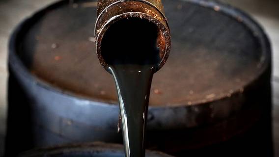 Почему цены на нефть падают в то время, как на Ближнем Востоке идет война?