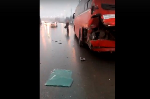 Под Новосибирском в результате ДТП с автобусом перевернулся грузовик